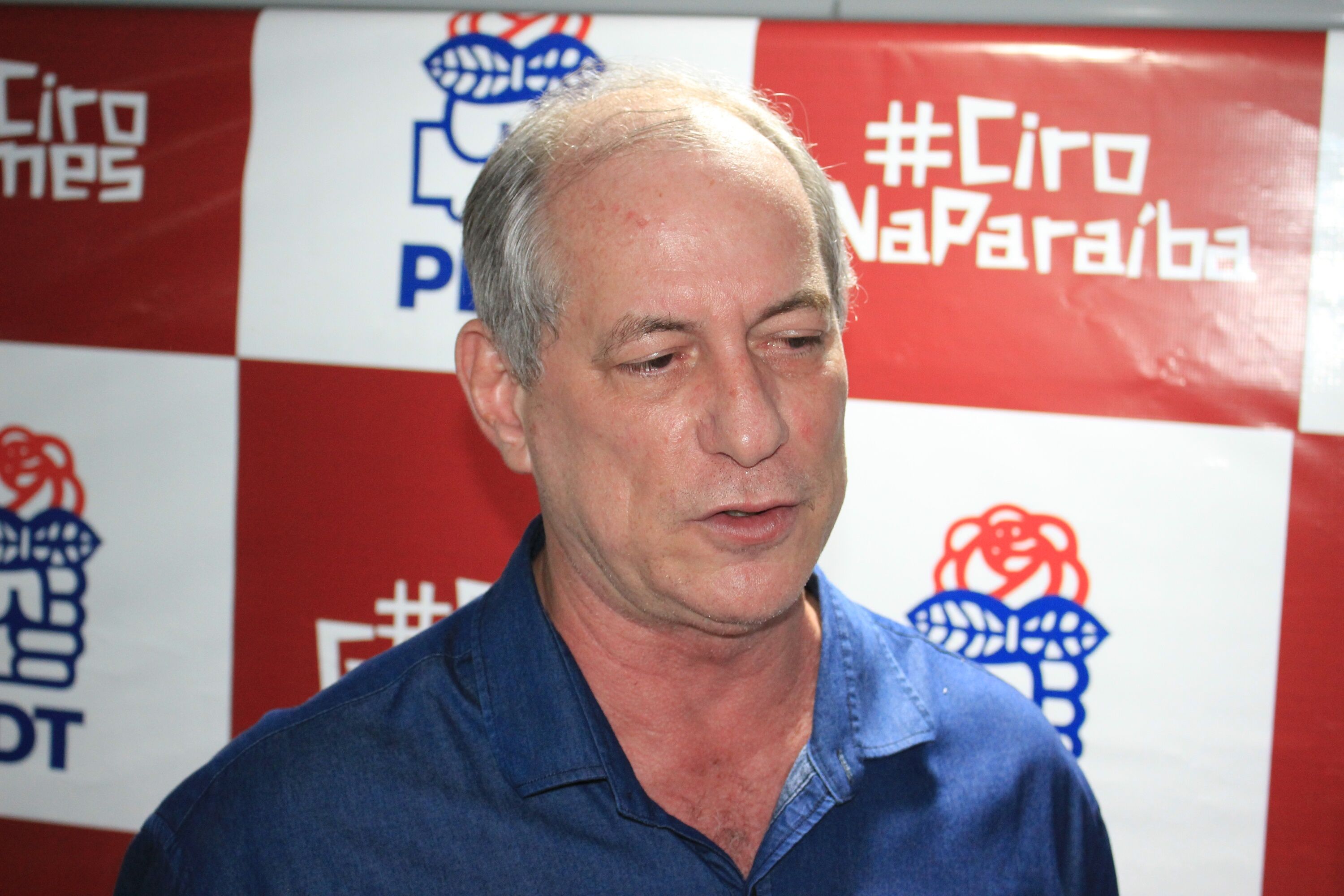 Ciro Gomes é hostilizado em evento da UNE e dispara: “Lula está preso, babaca” Ciro Gomes é hostilizado em evento da UNE e dispara: “Lula está preso, babaca”
