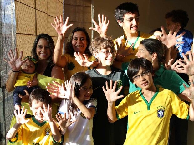 Com 14 pessoas com 6 dedos, família do DF torcerá com 'arraiá dos hexas' Com 14 pessoas com 6 dedos, família do DF torcerá com 'arraiá dos hexas'