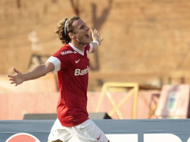 Com 2 de Forlán, Inter goleia Flamengo de virada e afasta crise Com 2 de Forlán, Inter goleia Flamengo de virada e afasta crise