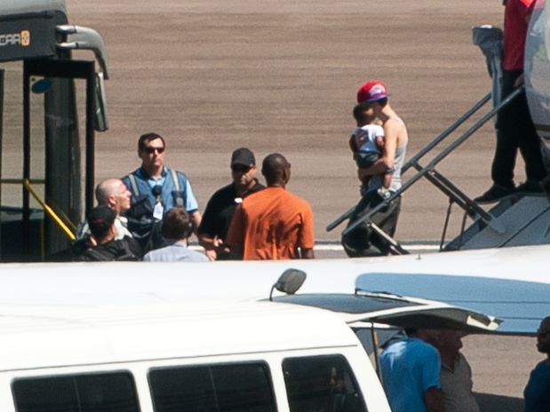 Com bebê no colo, Justin Bieber desembarca em Porto Alegre Com bebê no colo, Justin Bieber desembarca em Porto Alegre