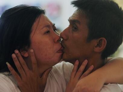 Com beijo de 58h, casal tailandês quebra recorde mundial Com beijo de 58h, casal tailandês quebra recorde mundial