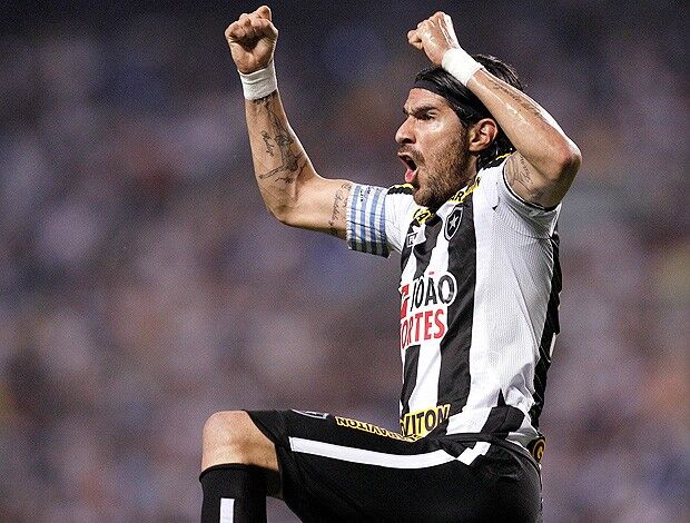 Com benção de Zagallo, Loco Abreu faz 2 e Botafogo massacra Vasco
