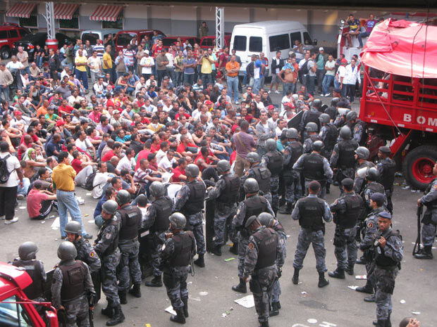 Com bombas de gás, BOPE invade quartel tomado por bombeiros no Rio Com bombas de gás, BOPE invade quartel tomado por bombeiros no Rio