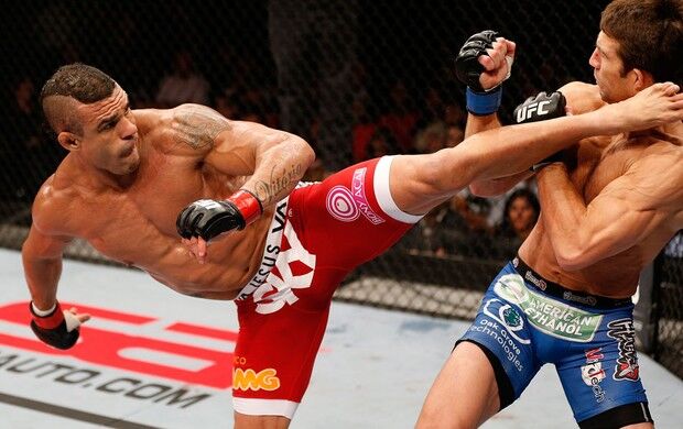 Com chute espetacular, Vitor Belfort nocauteia Luke Rockhold pelo UFC Com chute espetacular, Vitor Belfort nocauteia Luke Rockhold pelo UFC