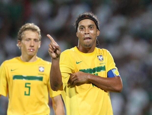 Com Ronaldinho Gaúcho em campo, Brasil vira e ganha do México