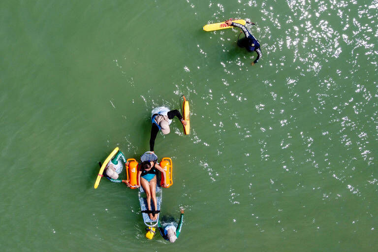 Cadeiras que dão autonomia de banho no mar à pessoa com deficiência se espalham por praias do país Cadeiras que dão autonomia de banho no mar à pessoa com deficiência se espalham por praias do país