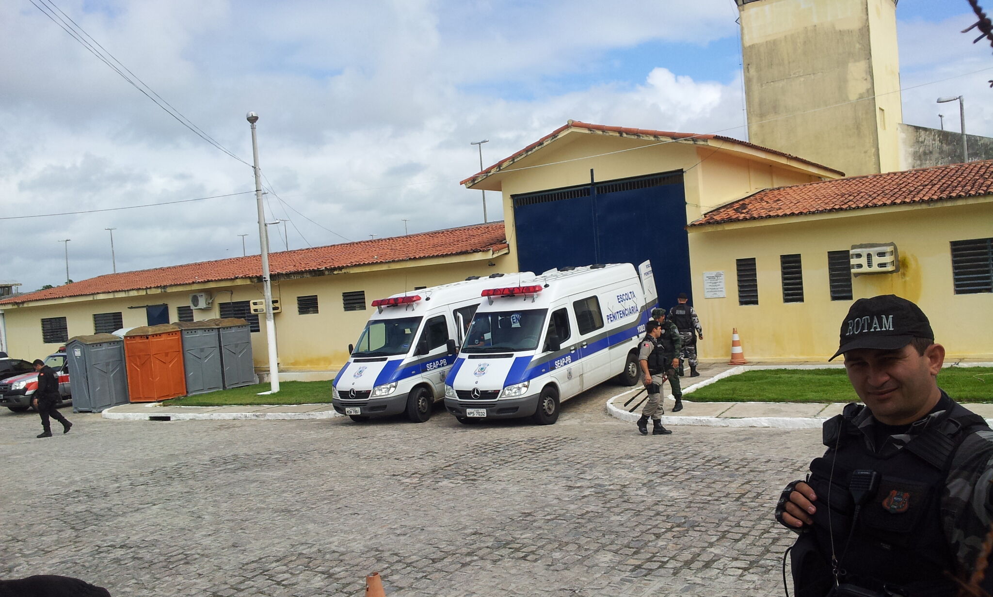 Detentos do Roger são transferidos para PB1 por tumulto entre os pavilhões Detentos do Roger são transferidos para PB1 por tumulto entre os pavilhões