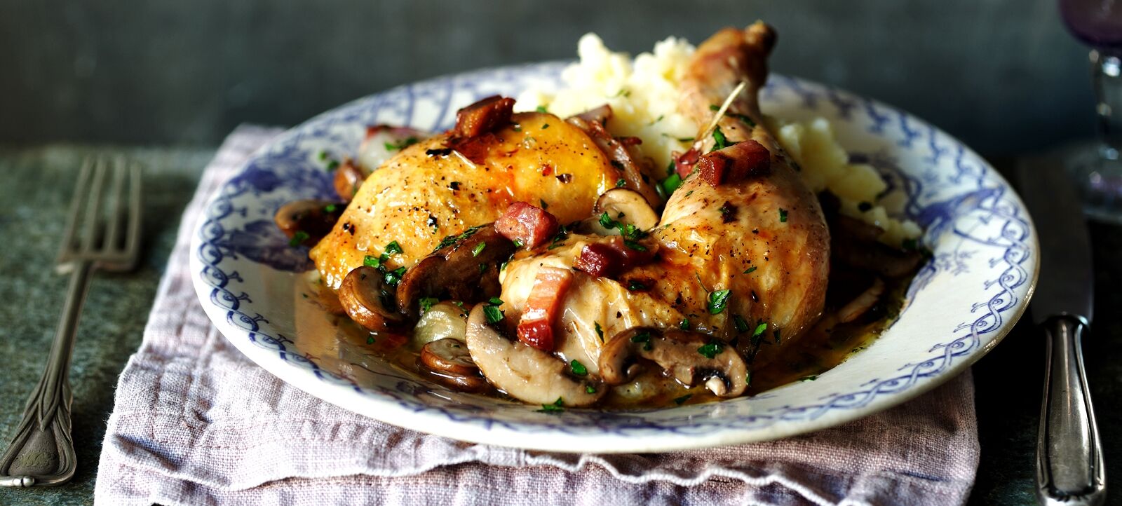 Coq au Vin: Um prato típico da culinária francesa Coq au Vin: Um prato típico da culinária francesa
