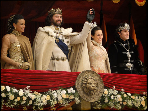 'Cordel Encantado': Rei apresenta a rainha Aurora e Cesária, sua futura esposa 'Cordel Encantado': Rei apresenta a rainha Aurora e Cesária, sua futura esposa