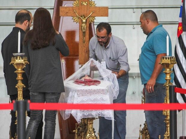 Corpo da cantora Inezita Barroso é velado em São Paulo Corpo da cantora Inezita Barroso é velado em São Paulo