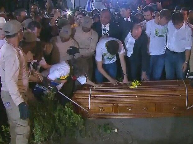 Corpo de Eduardo Campos é sepultado no Recife Corpo de Eduardo Campos é sepultado no Recife