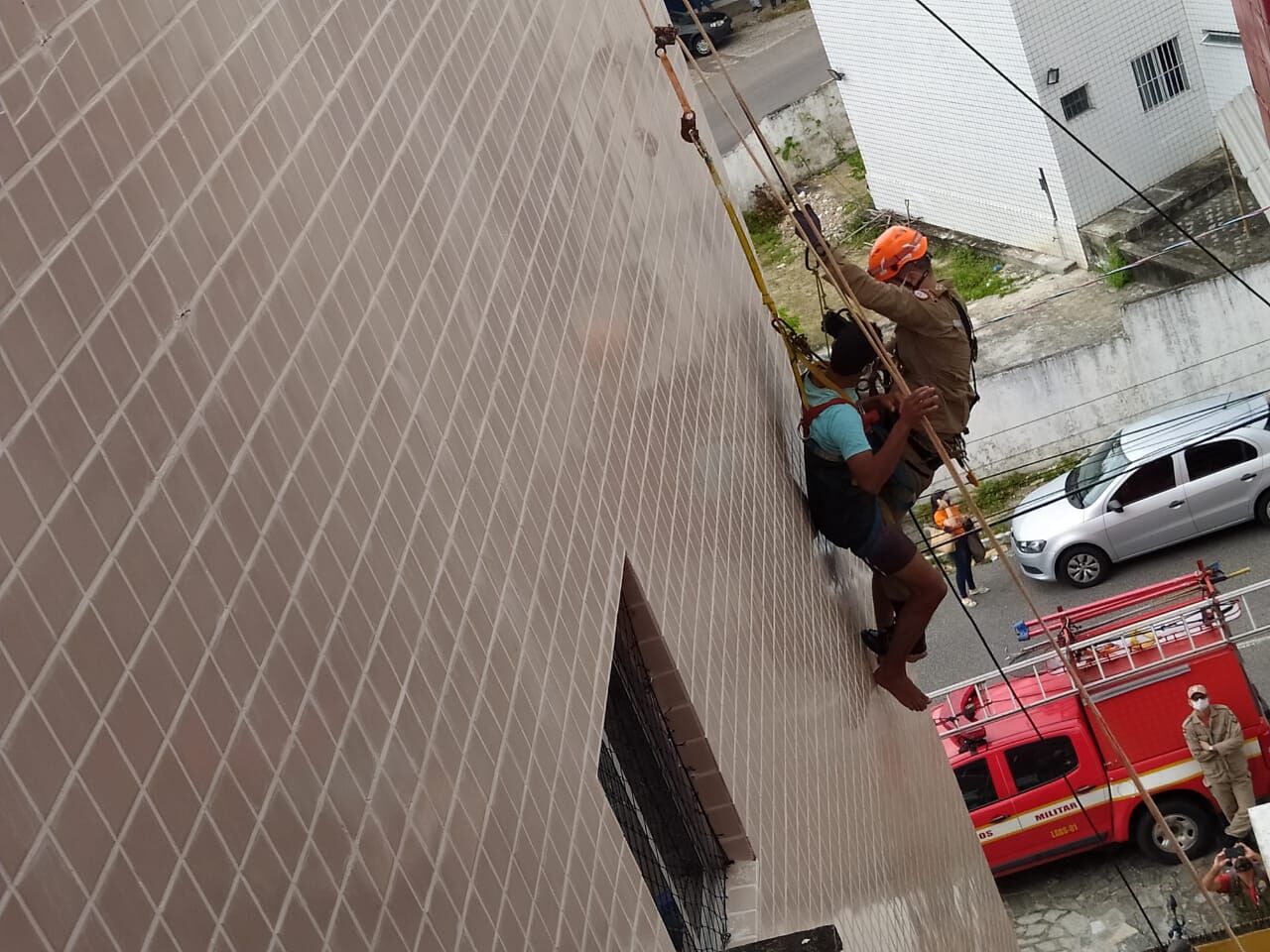 Corpo de Bombeiros socorre homem que ficou pendurado por corda em edíficio em João Pessoa Corpo de Bombeiros socorre homem que ficou pendurado por corda em edíficio em João Pessoa