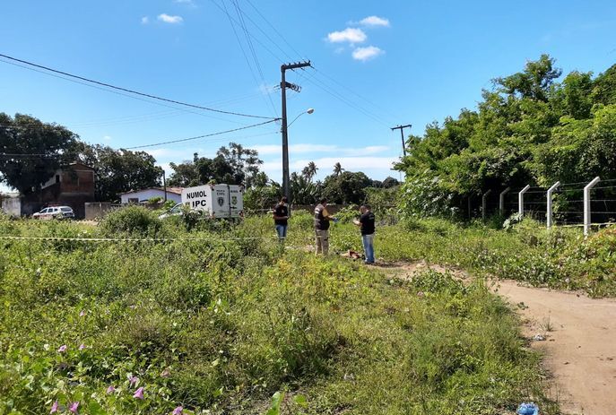 Homem é encontrado morto em terreno baldio, em João Pessoa Homem é encontrado morto em terreno baldio, em João Pessoa