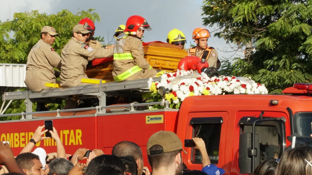 Corpo de GD deixa Ronaldão em carro aberto do Corpo de Bombeiros para sepultamento Corpo de GD deixa Ronaldão em carro aberto do Corpo de Bombeiros para sepultamento