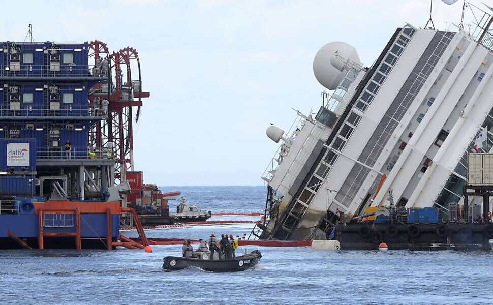 Costa Concordia começa a ser desvirado em operação histórica na Itália Costa Concordia começa a ser desvirado em operação histórica na Itália