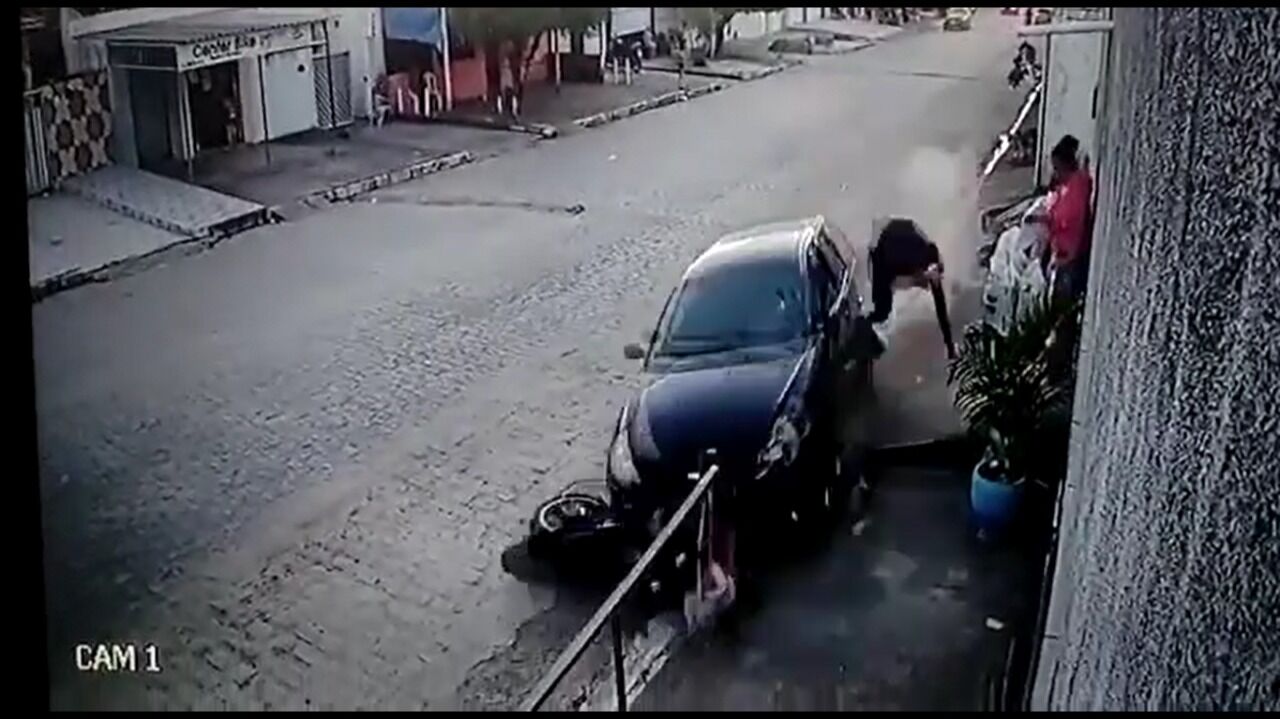Motorista em carro desgovernado atropela criança em Santa Rita e foge após acidente; câmeras de segurança flagraram caso Motorista em carro desgovernado atropela criança em Santa Rita e foge após acidente; câmeras de segurança flagraram caso