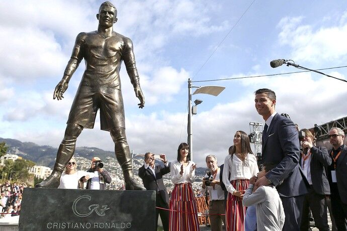 Cristiano Ronaldo ganha medalha e inaugura estátua na Ilha da Madeira Cristiano Ronaldo ganha medalha e inaugura estátua na Ilha da Madeira