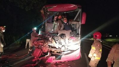 Acidente envolvendo ônibus e carreta deixa dois mortos e pelo menos 14 feridos em rodovia da Paraíba Acidente envolvendo ônibus e carreta deixa dois mortos e pelo menos 14 feridos em rodovia da Paraíba