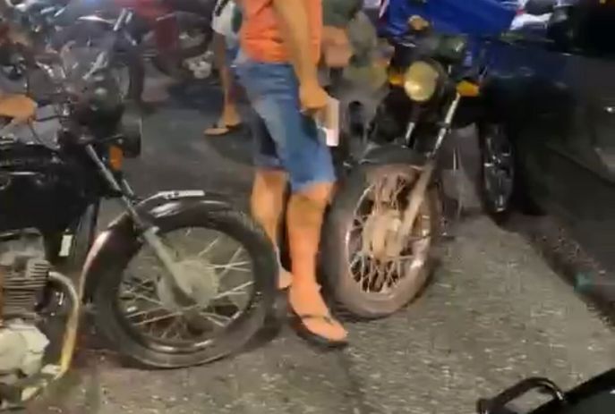Policial armado ameaça motoboy durante protesto em João Pessoa e Corregedoria da PM apura caso Policial armado ameaça motoboy durante protesto em João Pessoa e Corregedoria da PM apura caso