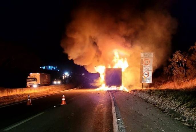 Carreta carregada de papel é destruída por incêndio em rodovia da Paraíba Carreta carregada de papel é destruída por incêndio em rodovia da Paraíba