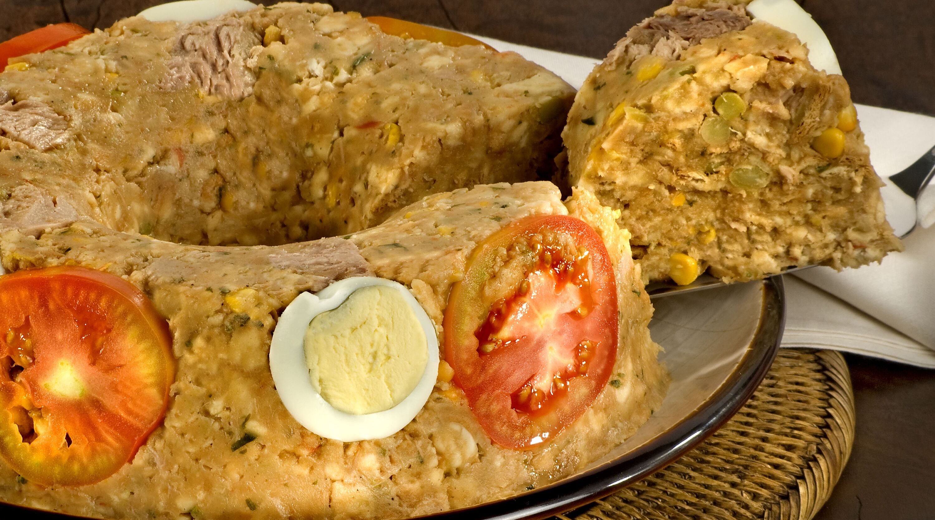Receita fácil de Cuscuz de atum preparado com biscoitos água e sal Receita fácil de Cuscuz de atum preparado com biscoitos água e sal