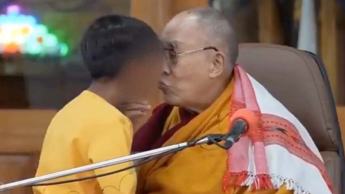 Beijo em menino pode afetar a escolha do próximo Dalai Lama Beijo em menino pode afetar a escolha do próximo Dalai Lama