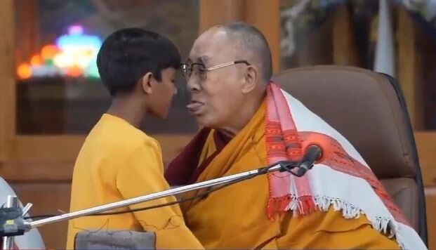 Dalai Lama beija menino na boca e pede: "Você pode chupar minha língua?"; vídeo gera revolta