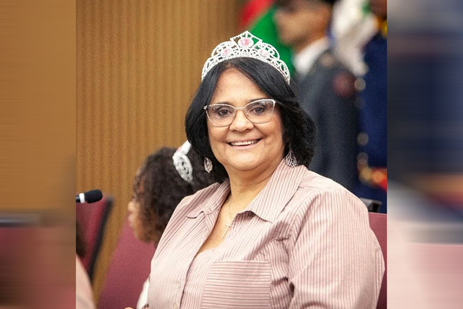 Damares recebe alta hospitalar após ser internada com paralisia facial Damares recebe alta hospitalar após ser internada com paralisia facial