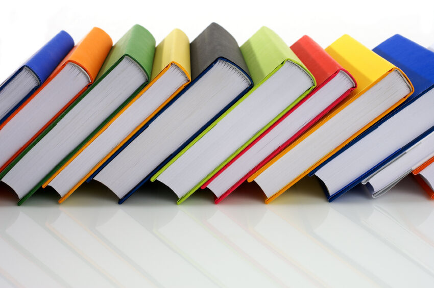 Correios fazem seleção para doar mais de 21 mil livros da biblioteca própria; veja como participar Correios, seleção, doação, livros