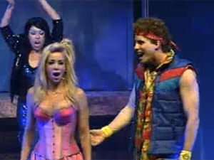 Danielle Winits volta para casa após acidente durante 'Xanadu' Danielle Winits volta para casa após acidente durante 'Xanadu'