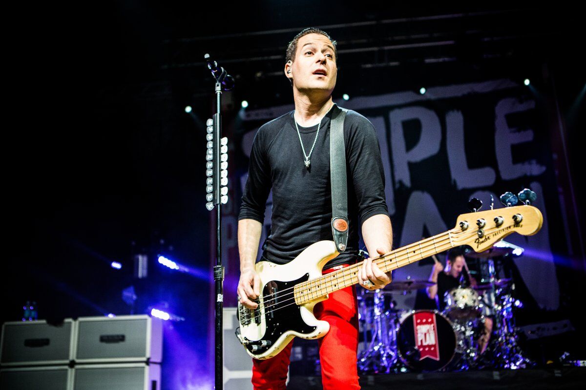 Baixista do Simple Plan deixa a banda e se desculpa após acusações de assédio