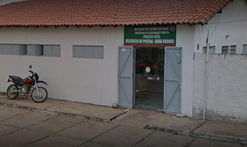 Homem é acusado de matar o próprio irmão com golpe de faca por prato de comida, em Água Branca Homem é acusado de matar o próprio irmão com golpe de faca por prato de comida, em Água Branca