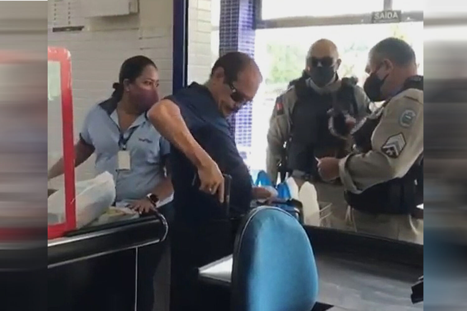 Delegado saca arma após ser impedido de entrar em supermercado sem máscara em João Pessoa e acaba preso Delegado saca arma após ser impedido de entrar em supermercado sem máscara em João Pessoa e acaba preso