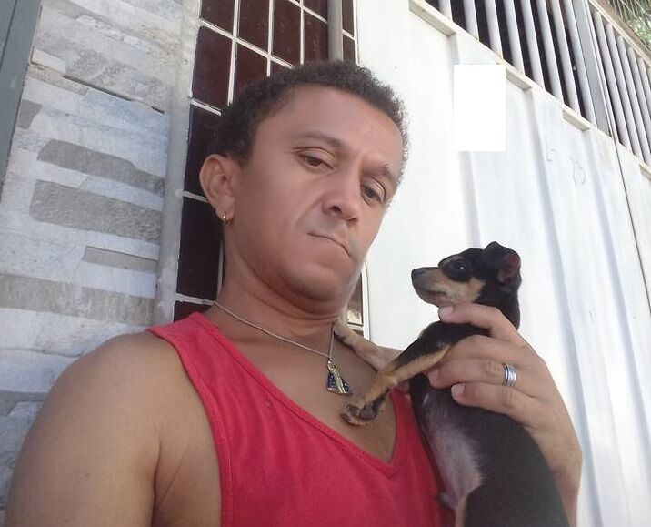 Suspeito de matar radialista é levado à Cadeia Pública e moradores pedem justiça por suposto crime homofóbico Suspeito de matar radialista é levado à Cadeia Pública e moradores pedem justiça por suposto crime homofóbico