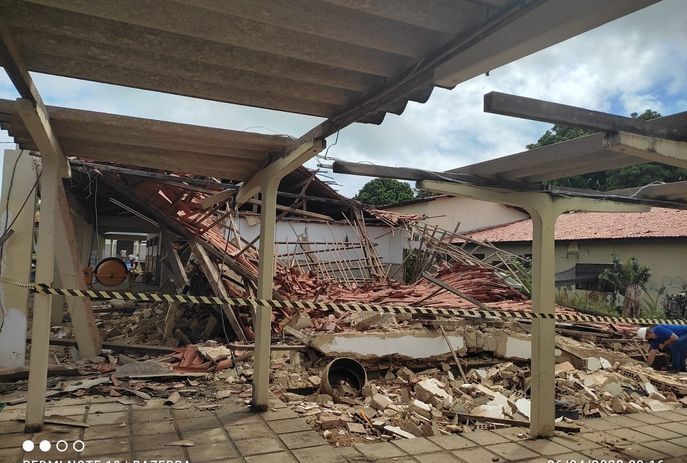 Teto da escola desaba e deixa criança e trabalhador feridos em João Pessoa