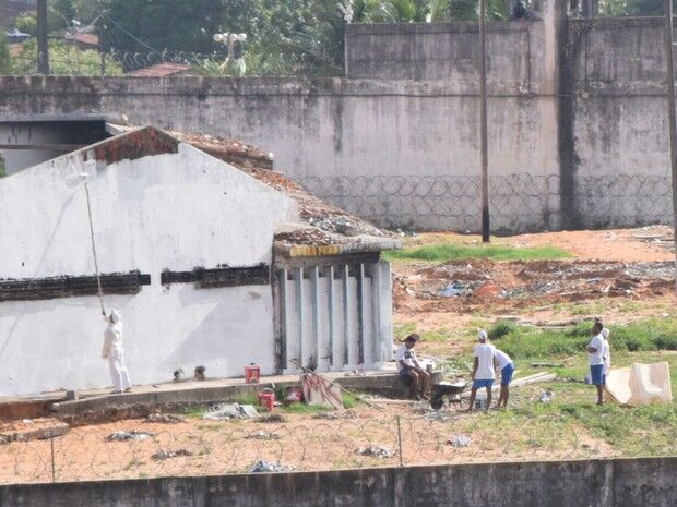 Agentes entram em Alcaçuz e dão início a operação de retomada do presídio Agentes entram em Alcaçuz e dão início a operação de retomada do presídio
