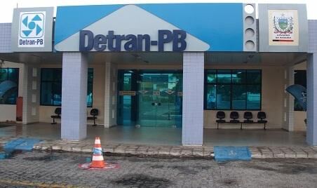 Polícia Civil prende ex-funcionária do Detran com telefone que havia sido furtado do órgão estatal Polícia Civil prende ex-funcionária do Detran com telefone que havia sido furtado do órgão estatal