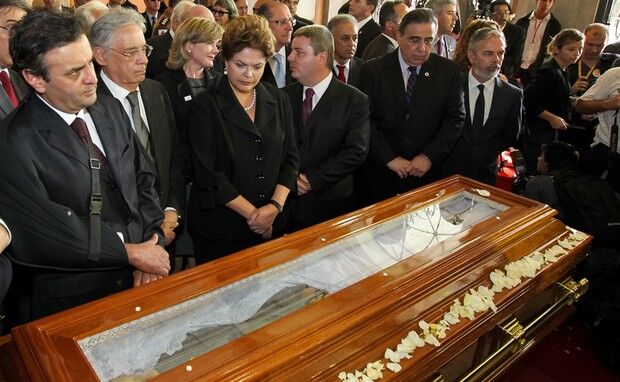 Dilma e ministros vão a velório de Itamar Franco Dilma e ministros vão a velório de Itamar Franco