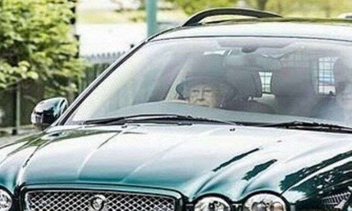 Aos 91 anos, Rainha Elizabeth II é fotografada dirigindo seu Jaguar Aos 91 anos, Rainha Elizabeth II é fotografada dirigindo seu Jaguar