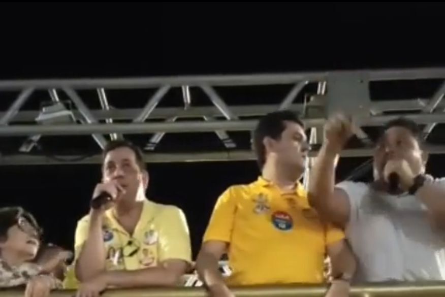VÍDEO: Aliados discutem e trocam agressões em palanque, durante comício do PSB em Guarabira VÍDEO: Aliados discutem e trocam agressões em palanque, durante comício do PSB em Guarabira