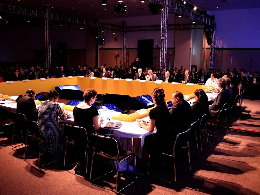 Discussões do Fórum podem estabelecer protocolos globais para regular internet Discussões do Fórum podem estabelecer protocolos globais para regular internet