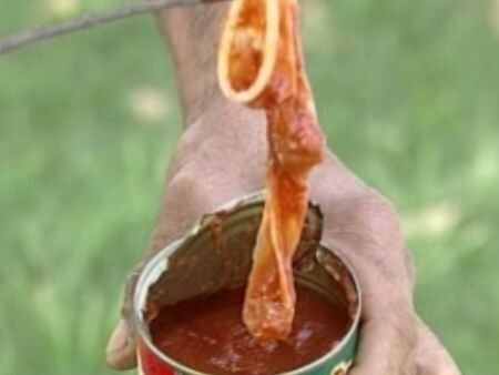 Dona de casa encontra camisinha em lata de extrato de tomate Dona de casa encontra camisinha em lata de extrato de tomate