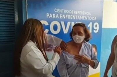 Com 163 doses de vacina contra Covid-19 recebidas, prefeita de Belém é acusada de 'furar fila' na cidade