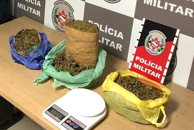 Polícia encerra festa e prende dono da casa por tráfico de drogas em João Pessoa Polícia encerra festa e prende dono da casa por tráfico de drogas em João Pessoa