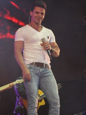 Eduardo Costa deixa hospital após acidente com avião e confirma show Eduardo Costa deixa hospital após acidente com avião e confirma show