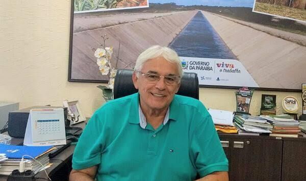 Efraim Morais entrega cargo de secretário de Agricultura a João Azevêdo para dar "liberdade e independência" à pré-candidatura de Efraim Filho ao Senado Efraim Morais entrega cargo de secretário de Agricultura a João Azevêdo para dar "liberdade e independência" à pré-candidatura de Efraim Filho ao Senado