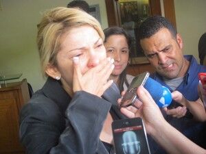 'Ele morreu nos meus braços', diz mulher de Marcos Paulo em velório 'Ele morreu nos meus braços', diz mulher de Marcos Paulo em velório
