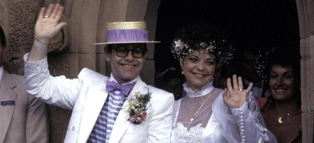 Ex-mulher de Elton John pede R$ 19,5 milhões por ter sido citada em autobiografia do cantor Ex-mulher de Elton John pede R$ 19,5 milhões por ter sido citada em autobiografia do cantor