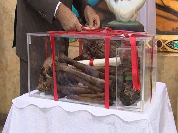 Em exumação, coração de padre é encontrado intacto 7 anos após morte Em exumação, coração de padre é encontrado intacto 7 anos após morte