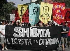 Em protesto, grupo distribui cartazes com endereço de legista da ditadura